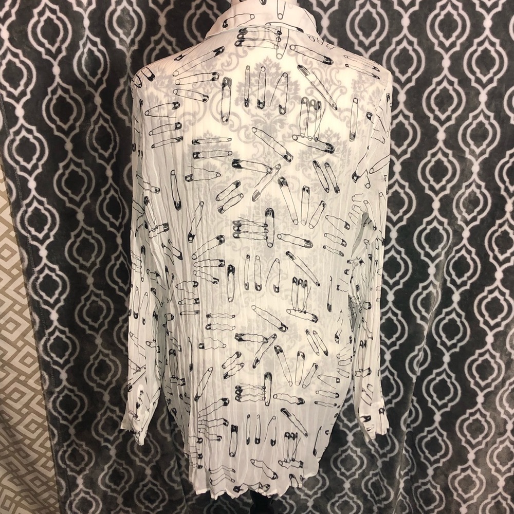 Women’s Rock & Republic Safety Pin Button Down. - Picture 2 of 3